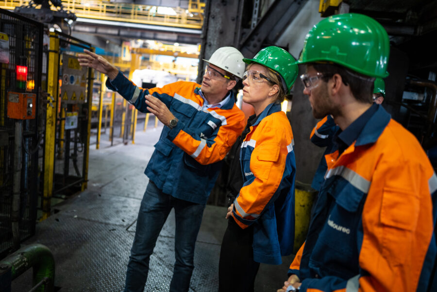 Mona Neubaur und Lukas Mielczarek zu Besuch im Stahlrohrwerk in Düsseldorf-Rath